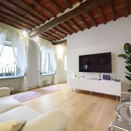Corte Paolina - Charming Courtyard Inside Lucca
